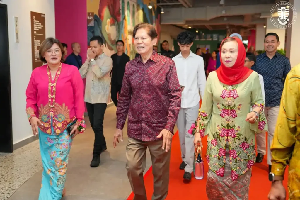 Penang Governor Tun Ramli Ngah Talib (centre) and Toh Puan Raja Noora Ashikin Raja Abdullah (right) always made it a point to spend time with their children. – Image: Raja Noora Ashikin/Facebook