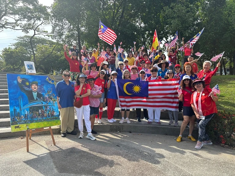 SeniorsAloud members posing with Stan Lee's Tunku Abdul Rahman painting at Taman Jaya, Petaling Jaya on Aug 29, 2025.